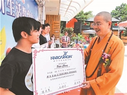 畢生弘法利生 監獄、校園度眾無數