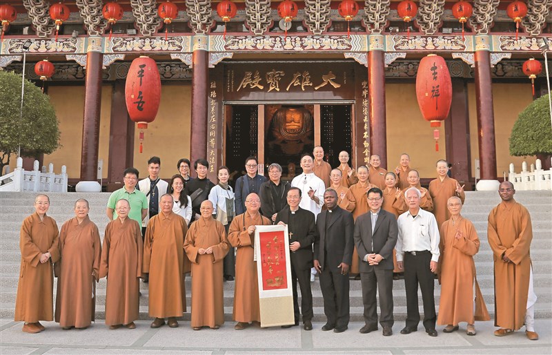 心保和尚(1排左6)與天主教台北總教區鍾安住總主教(1排右6)、Paulin Batairwa Kubuya 神父(1排右5)等一行,於大雄寶殿前合影。慈容法師、依空法師、慧傳法師、永光法師、覺培法師陪同。