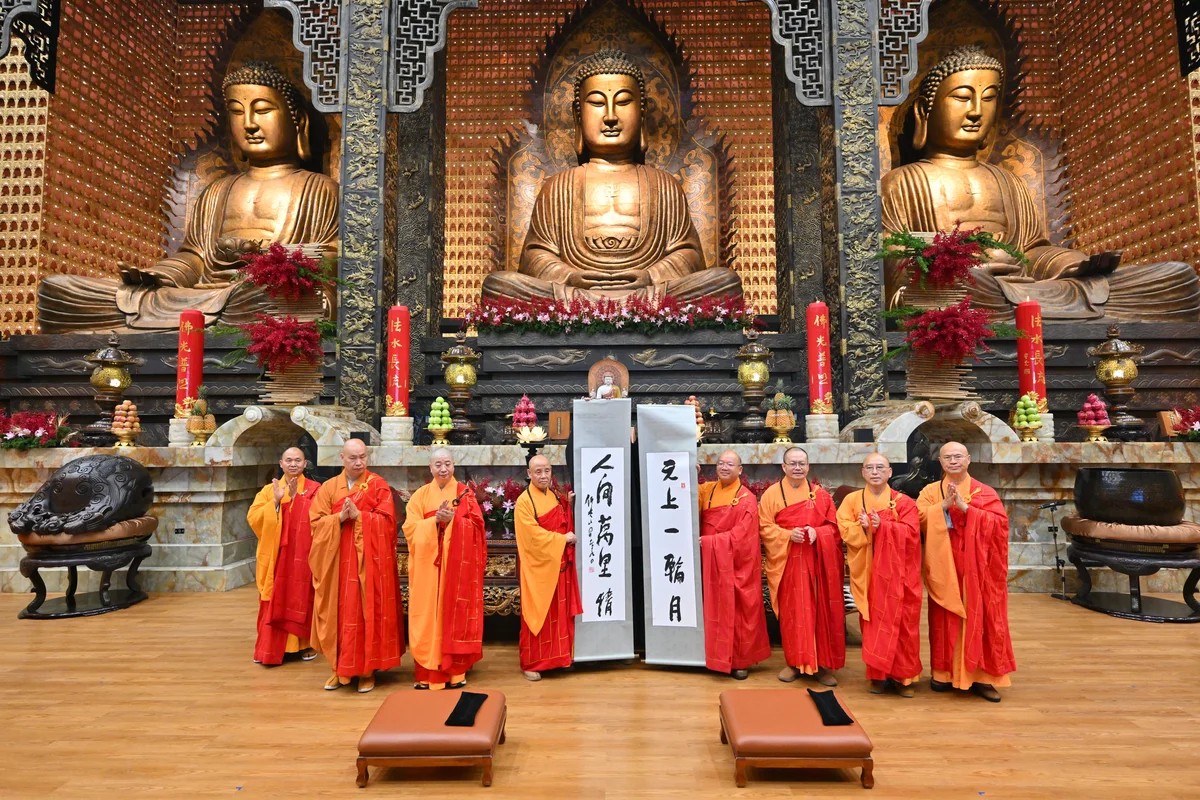 心保和尚（右4）與佛光山退居和尚心培和尚（右3）、佛光山副住持慧倫法師（右2）、慧昭法師（右1）致贈星雲大師一筆字墨寶予演覺大和尚（左4）、南普陀寺方丈則悟和尚（左3）、中國佛教協會副祕書長普正和尚（左2）、江蘇省佛教協會常務副會長隆相和尚（左1），象徵兩岸宗教情誼長存。圖／人間社記者趙啓超